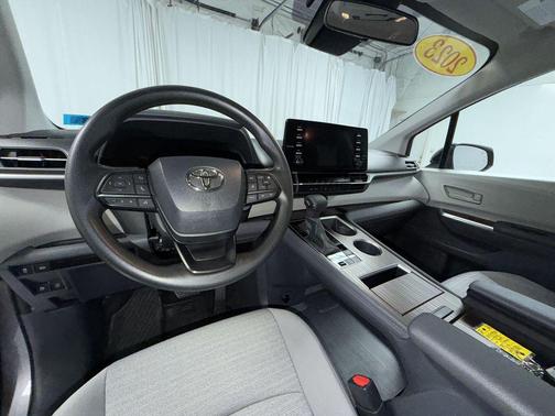 2023 Toyota Sienna LE