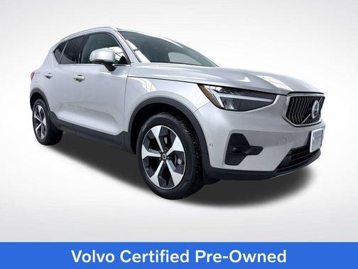 2025 Volvo XC40 B5 Plus Bright Theme