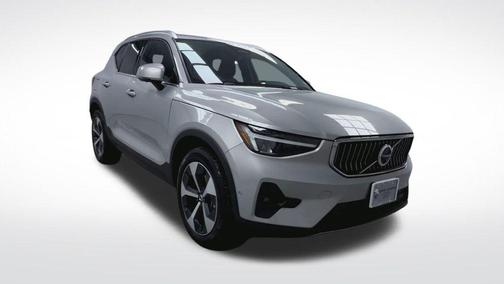 2025 Volvo XC40 B5 Plus Bright Theme