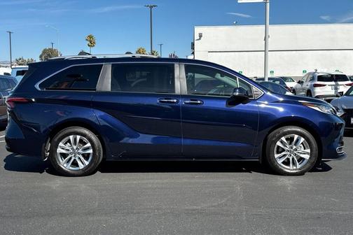 2022 Toyota Sienna Limited 7-Passenger