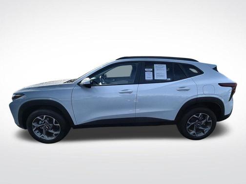 Summit White 2025 Chevrolet Trax LT