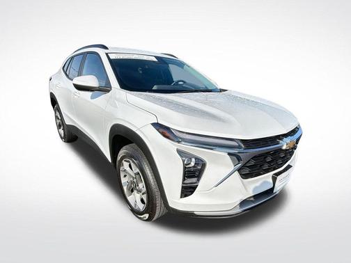 Summit White 2025 Chevrolet Trax LT