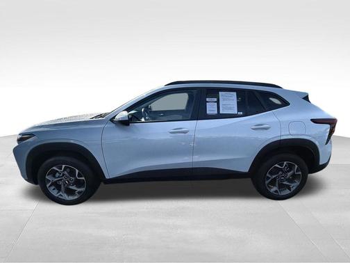 Summit White 2025 Chevrolet Trax LT