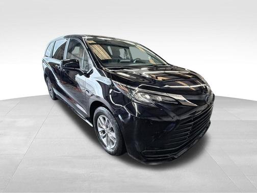 Midnight Black Metallic 2024 Toyota Sienna LE