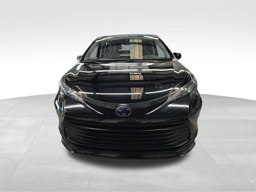 Midnight Black Metallic 2024 Toyota Sienna LE