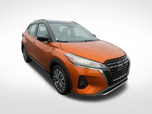 Monarch Orange Metallic/Super Black 2023 Nissan Kicks SR