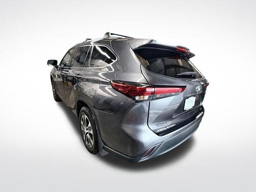 Magnetic Gray Metallic 2021 Toyota Highlander Hybrid XLE
