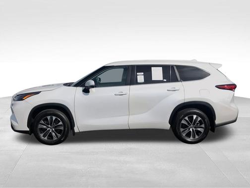 Wind Chill Pearl 2023 Toyota Highlander XLE