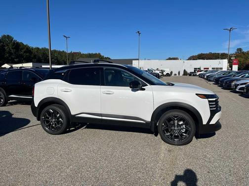 Aspen White Tricoat/Super Black 2027 Nissan Kicks SR
