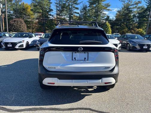 Aspen White Tricoat/Super Black 2027 Nissan Kicks SR
