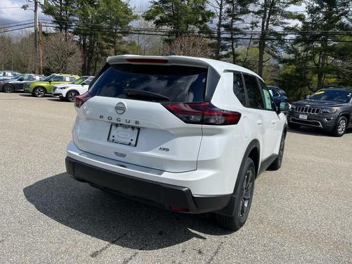 Everest White Pearl Tricoat 2026 Nissan Rogue SV