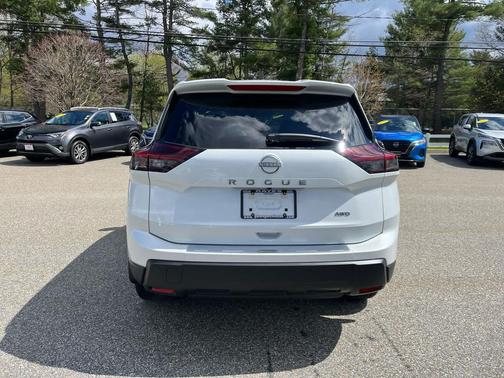 Everest White Pearl Tricoat 2026 Nissan Rogue SV