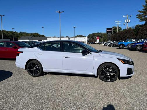 Gray Sky Pearl/Super Black 2026 Nissan Altima SR AWD
