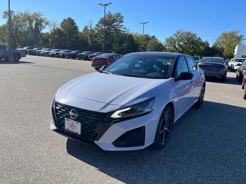 Gray Sky Pearl/Super Black 2026 Nissan Altima SR AWD