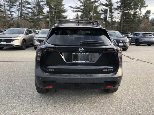 Super Black 2026 Nissan Kicks SR