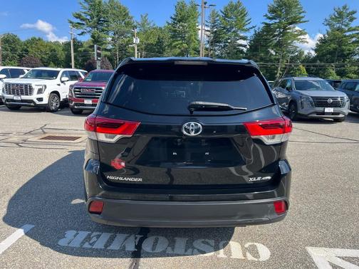 Midnight Black Metallic 2019 Toyota Highlander XLE