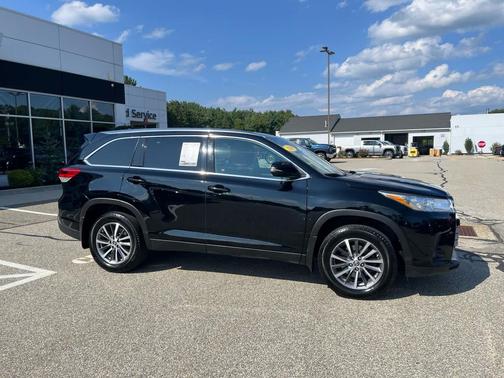 Midnight Black Metallic 2019 Toyota Highlander XLE