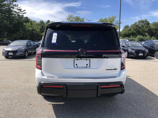 Aspen White Tricoat/Super Black 2025 Nissan Armada PRO-4X 4WD