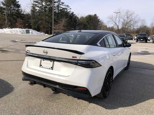 Aspen White Tricoat/Super Black 2026 Nissan Sentra SR
