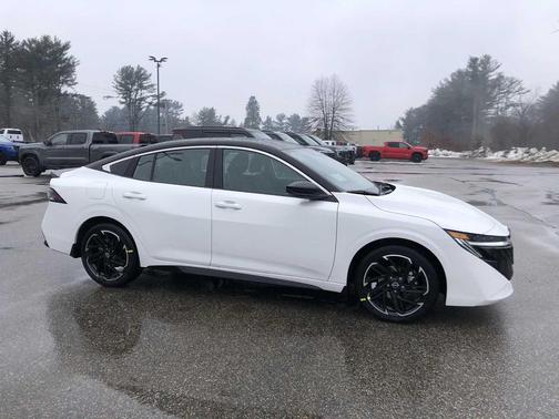 Aspen White Tricoat/Super Black 2026 Nissan Sentra SR