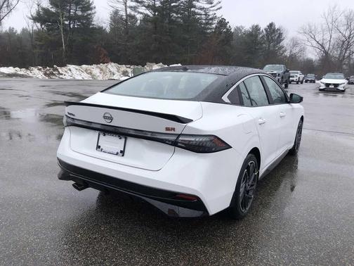 Aspen White Tricoat/Super Black 2026 Nissan Sentra SR