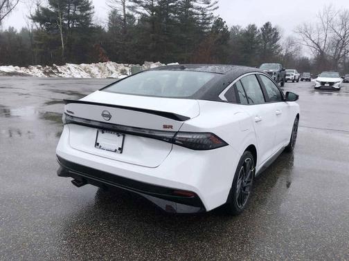 Aspen White Tricoat/Super Black 2026 Nissan Sentra SR
