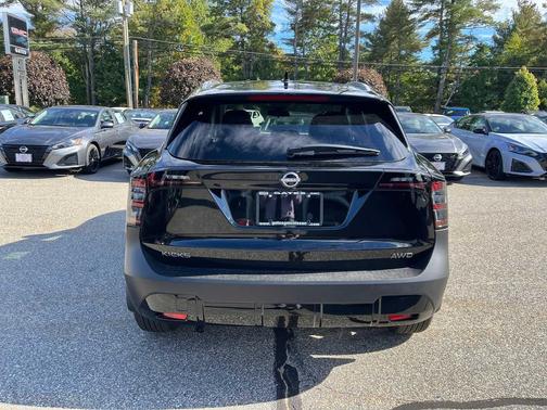 Super Black 2027 Nissan Kicks SV