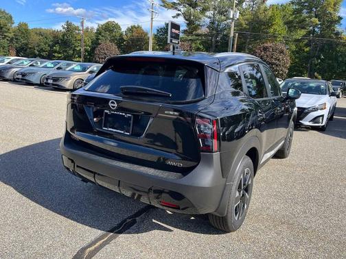 Super Black 2027 Nissan Kicks SV