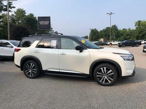 Pearl White Tricoat/Super Black 2024 Nissan Pathfinder Platinum 4WD