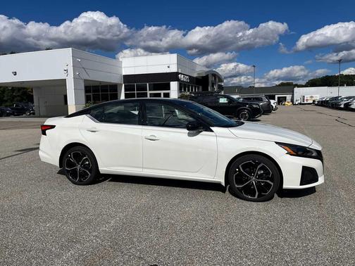 Pearl White Tricoat/Super Black 2026 Nissan Altima SR AWD