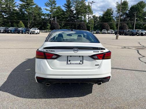 Pearl White Tricoat/Super Black 2026 Nissan Altima SR AWD