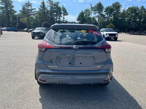 Boulder Gray Pearl 2024 Nissan Kicks SR