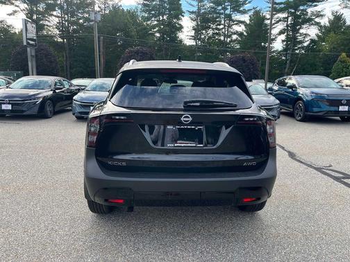 Super Black 2027 Nissan Kicks SV
