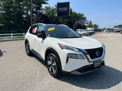 Pearl White Tricoat/Super Black 2023 Nissan Rogue SL