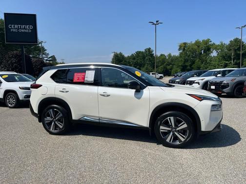 Pearl White Tricoat/Super Black 2023 Nissan Rogue SL