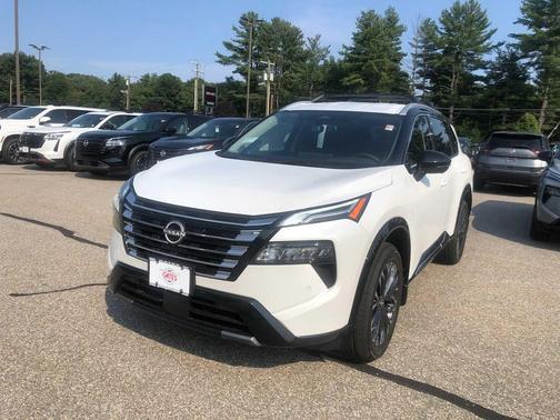 Everest White Pearl/Super Black 2026 Nissan Rogue Platinum