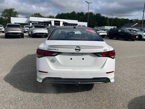 Aspen White Tricoat/Super Black 2022 Nissan Sentra SR