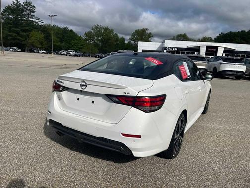 Aspen White Tricoat/Super Black 2022 Nissan Sentra SR