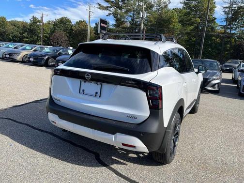 Aspen White Tricoat 2027 Nissan Kicks SR
