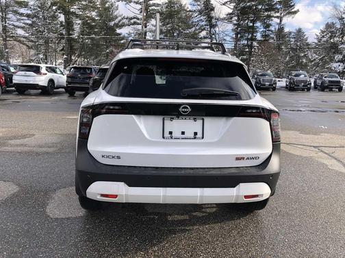 Aspen White Tricoat 2026 Nissan Kicks SR