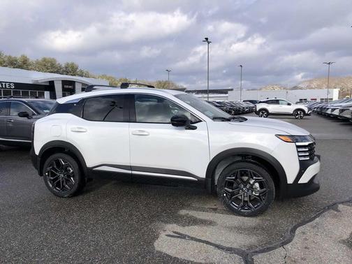 Aspen White Tricoat 2026 Nissan Kicks SR