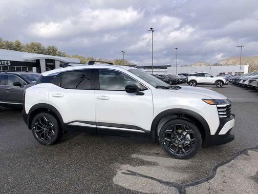 Aspen White Tricoat 2026 Nissan Kicks SR