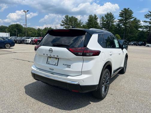 Everest White Pearl/Super Black 2026 Nissan Rogue Platinum