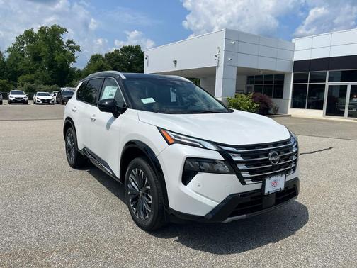 Everest White Pearl/Super Black 2026 Nissan Rogue Platinum