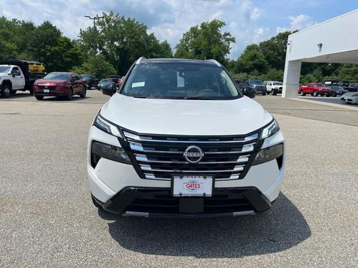 Everest White Pearl/Super Black 2026 Nissan Rogue Platinum