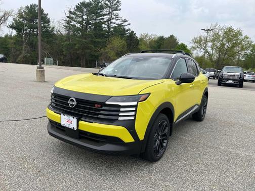 Yuzu Yellow Metallic/Super Black 2026 Nissan Kicks SR