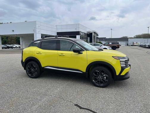 Yuzu Yellow Metallic/Super Black 2026 Nissan Kicks SR