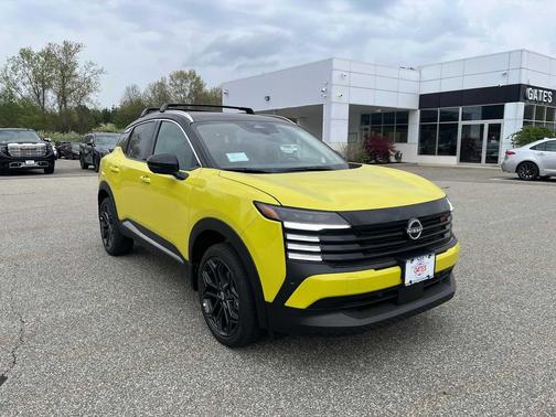 Yuzu Yellow Metallic/Super Black 2026 Nissan Kicks SR