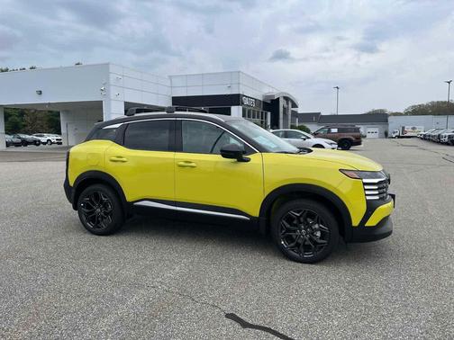 Yuzu Yellow Metallic/Super Black 2026 Nissan Kicks SR