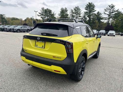 Yuzu Yellow Metallic/Super Black 2026 Nissan Kicks SR